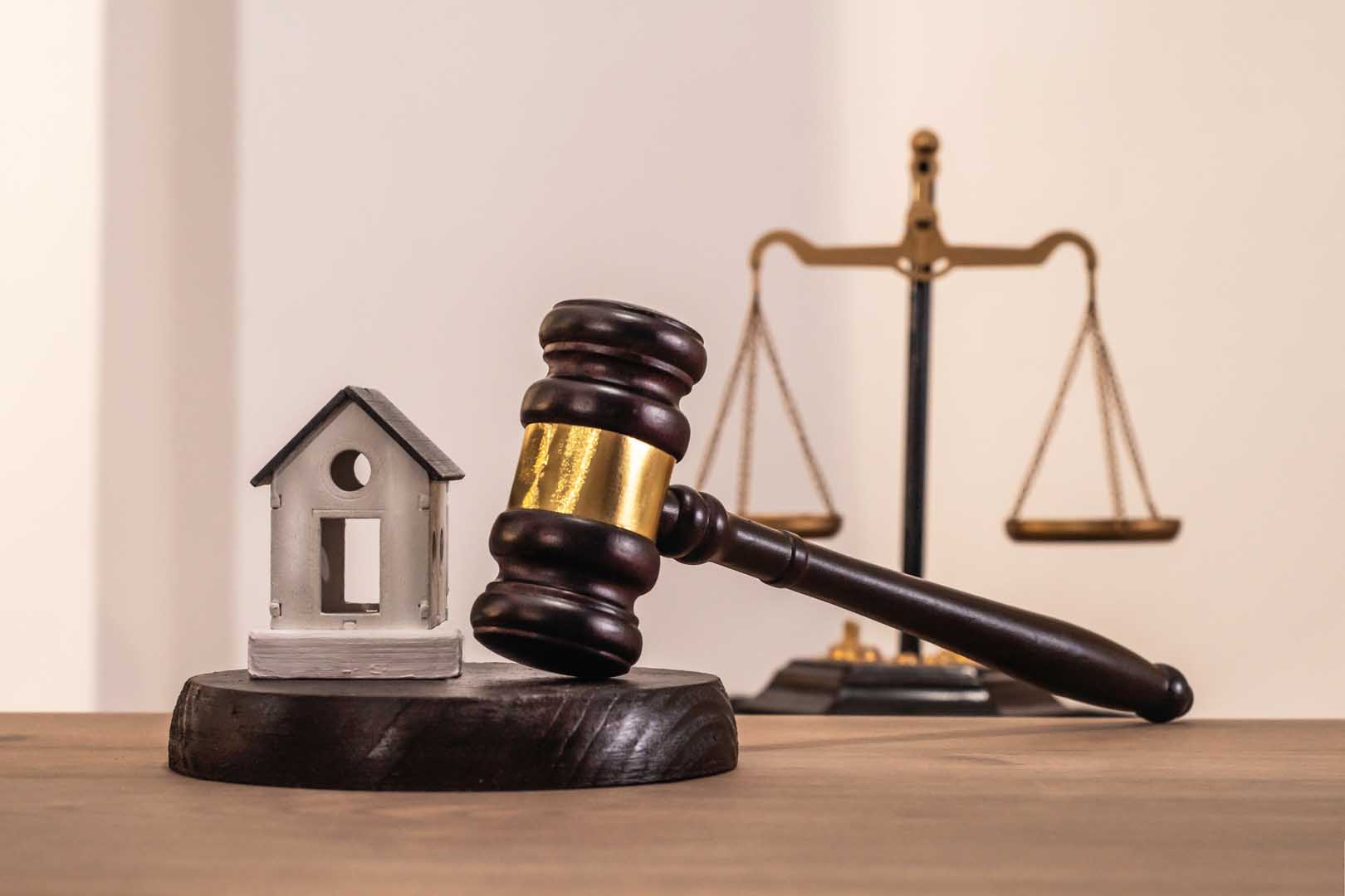 A,House,,A,Judge's,Gavel,Against,The,Backdrop,Of,The